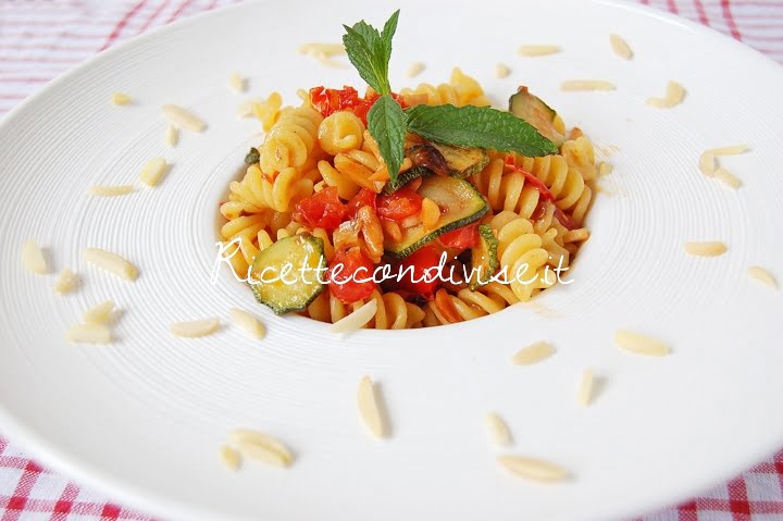 Ricetta Fusilli con zucchine pomodorini e mandorle di Dany – Ideericette